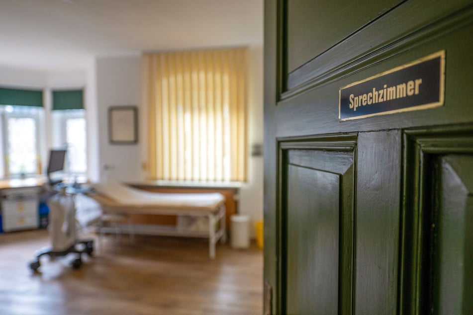 Schwere Vorwürfe gegen Arzt: Hat er Patientinnen missbraucht und heimlich gefilmt?