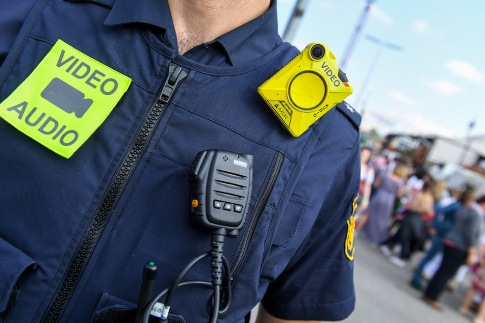 Der Beamte soll Betroffene vor einer Razzia in einem Festzelt gewarnt haben. (Symbolbild)