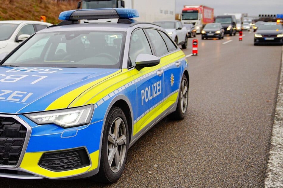 Die Polizei sperrte eine Spur der Fahrbahn teilweise ab.