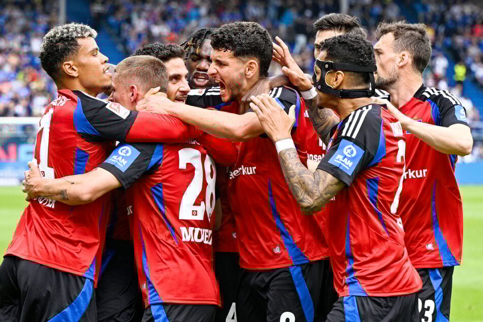 Ekstase pur bei den HSV-Spielern: Die langersehnte Bundesliga-Rückkehr ist nach dem Sieg in Darmstadt für die Hanseaten zum Greifen nah.