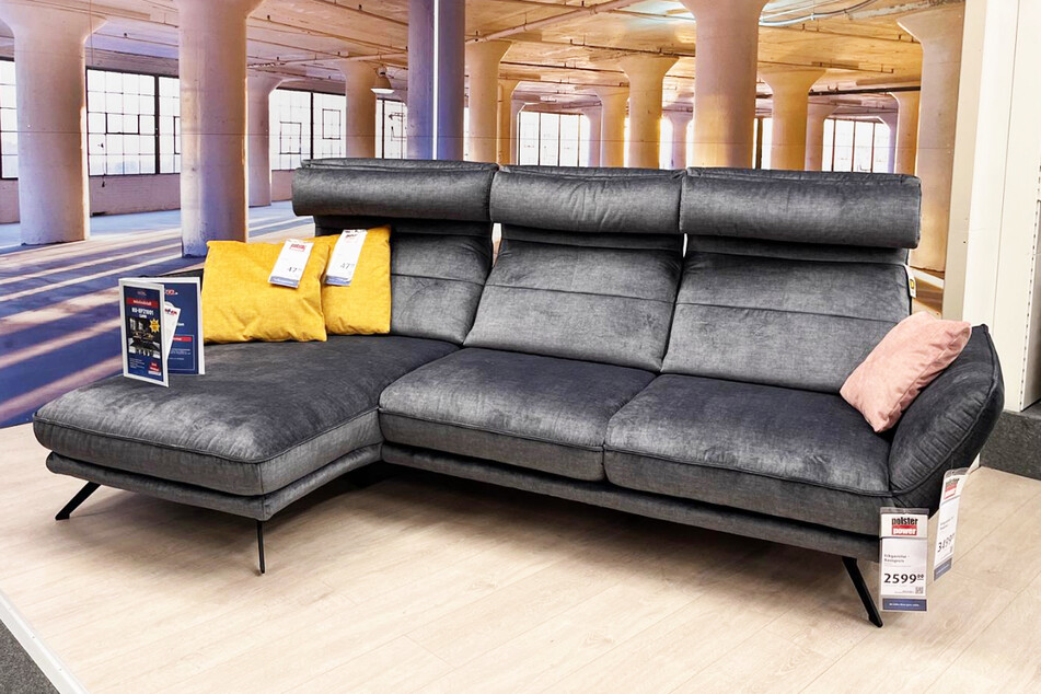 Stylische Sofas sind bei ROLLER am Sonntag (26.11.) mega günstig