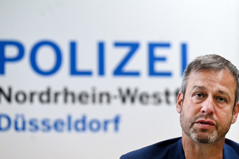 Der Leiter des Kriminalkommissariats 11 im NRW-Polizeipräsidium, Guido Adler, hatte die Klärung des nunmehr 17 Jahre alten Cold Cases im November 2023 erläutert.