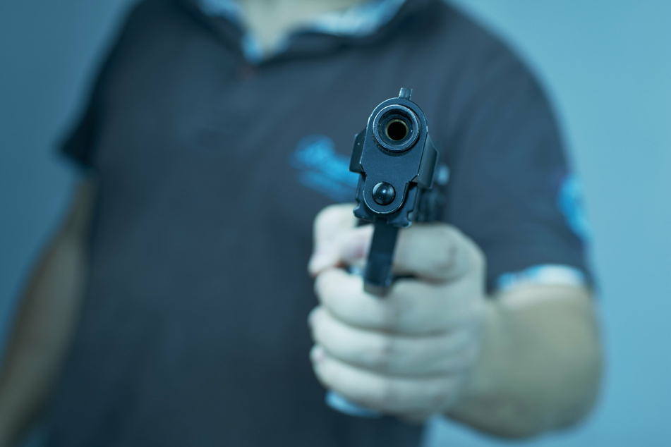 Kassiererin mit Pistole bedroht: Überfall auf Tankstelle in Plauen