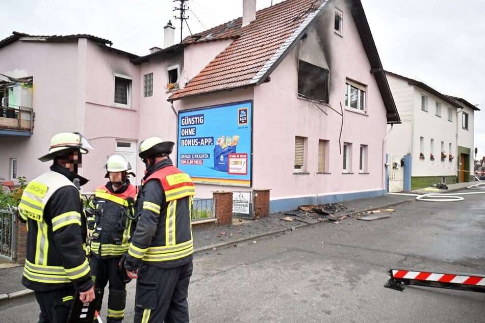 Die zehn Bewohner konnten alle unverletzt gerettet werden, sie können aber zunächst nicht in das Haus zurück.