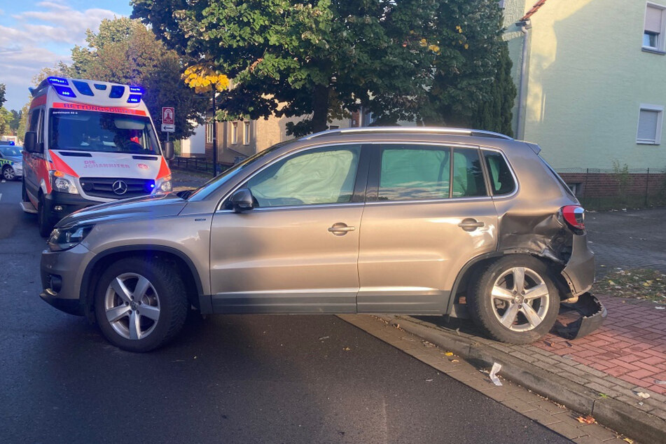 Eine Autofahrerin fuhr betrunken ihren VW gegen ein weiteres Auto und wurde dadurch verletzt.