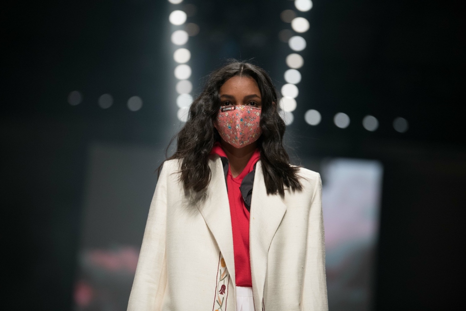 Ein Model läuft bei der Show von Neonyt bei der Mercedes-Benz Fashion Week im Kraftwerk Berlin (Symbolfoto).