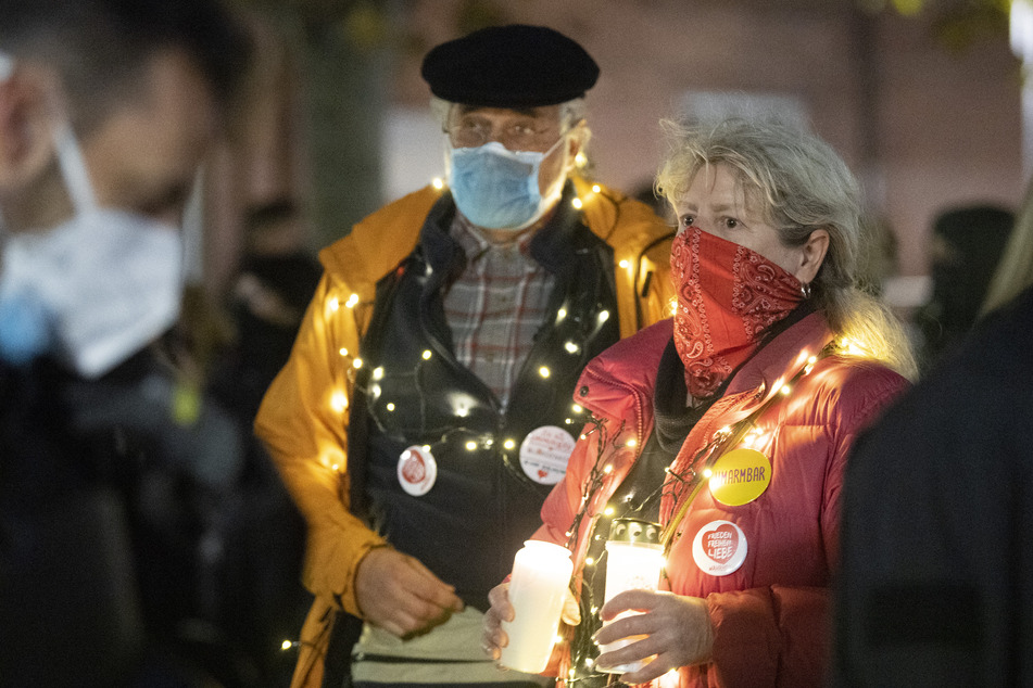 Rund 500 Demonstranten nahmen am Donnerstagabend an einem Protestzug gegen die Corona-Beschränkungen in Frankfurt teil.