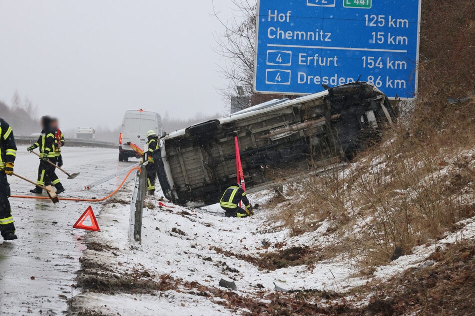 Auf der A72 krachte ein Transporter in den Straßengraben.