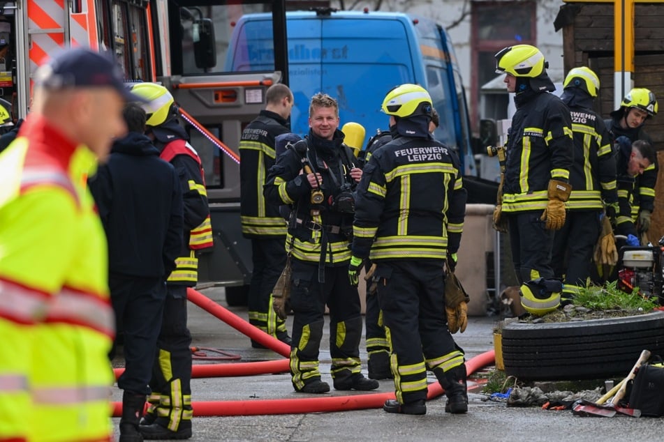 Die Feuerwehr löschte von Außen und von Innen unter dem Einsatz von Atemschutzgeräten.