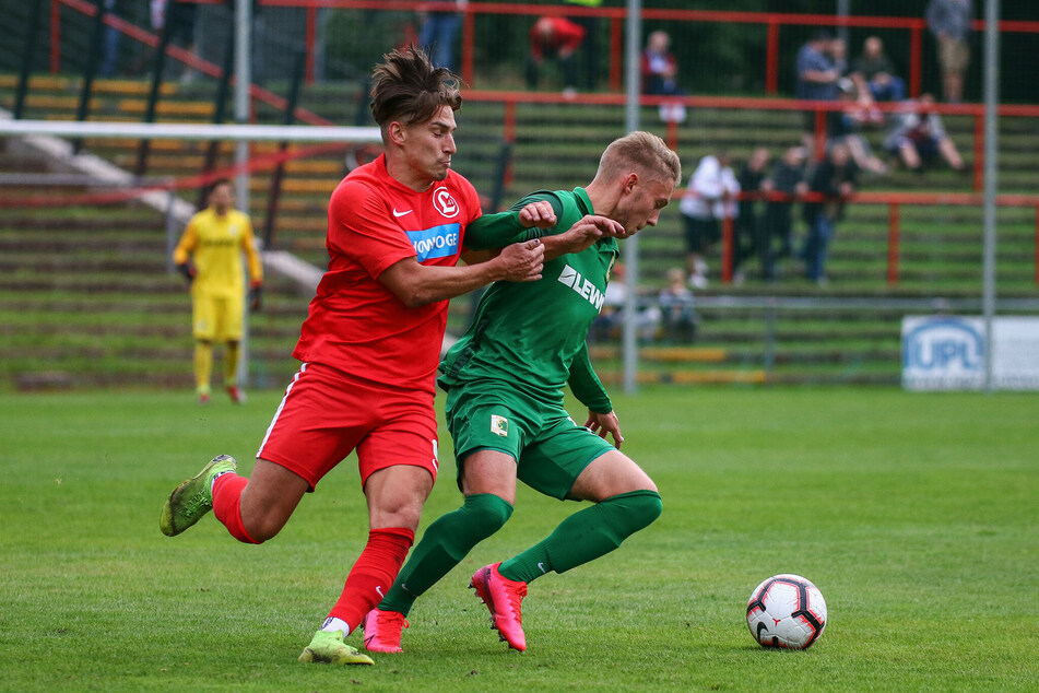 Vor allem Bilder wie dieses sollten die Partie zwischen Chemie Leipzig und dem SV Lichtenberg am Mittwoch prägen: Das Spiel bestand vor allem aus Zweikämpfen.