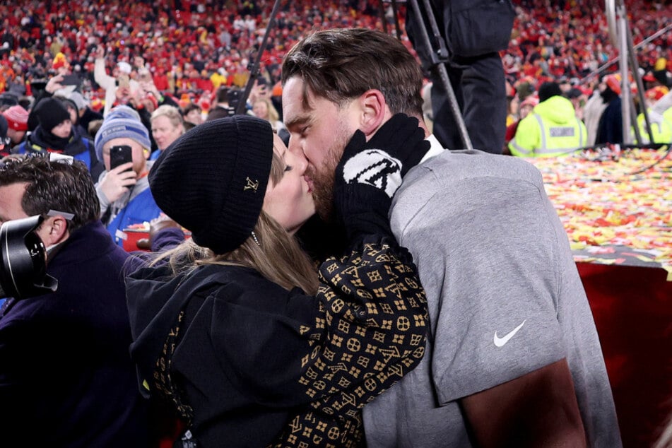 Taylor Swift (l.) and Travis Kelce (r.) seen sharing a kiss at Arrowhead Stadium after the Kansas City Chiefs' home game win.