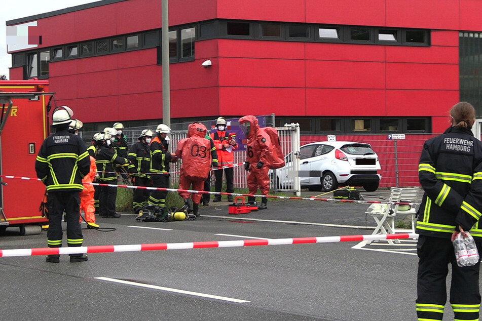 Rettungskräfte am Einsatzort. Die Verletzten wurden nach Eintreffen der Feuerwehr behandelt und vorsorglich in ein Krankenhaus gebracht.