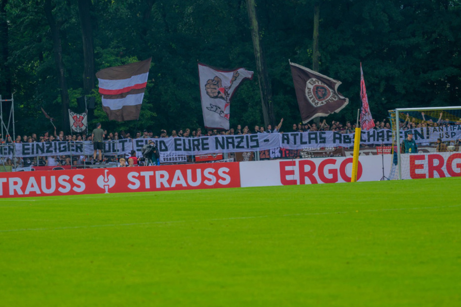 St.-Pauli-Fans hielten während des Pokalspiels in Delmenhorst ein Banner mit der Aufschrift "Euer einziger 'Kult' sind eure Nazis - Atlas abschaffen!" in die Luft.