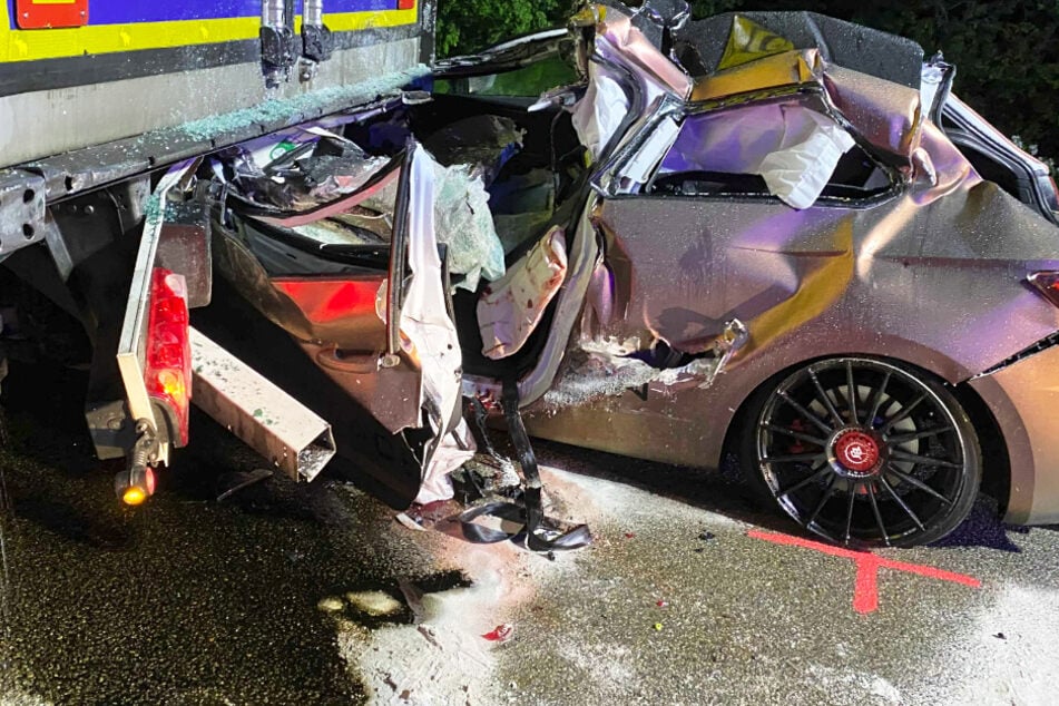 Tödlicher Unfall auf Autobahn: Seat von junger Fahrerin kracht in Lastwagen