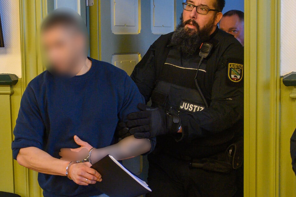 Dem Mann wird Mord an seiner Ehefrau (†35) vorgeworfen.