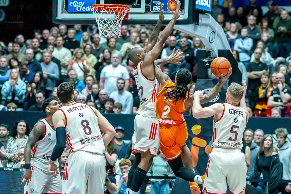 Nike Sibande attackiert den Korb der Münchner. Im Hinspiel (59:85) waren die Niners gegen den FC Bayern chancenlos.