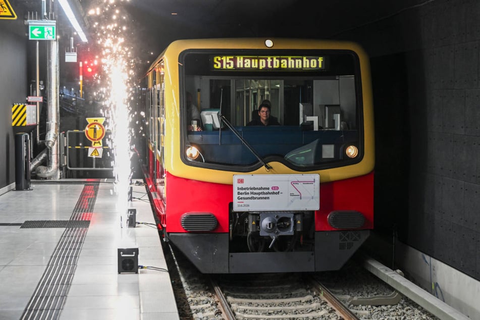 Der erste Zug der neuen S-Bahnlinie 15 ist am Montagmittag feierlich am Hauptbahnhof verabschiedet worden.