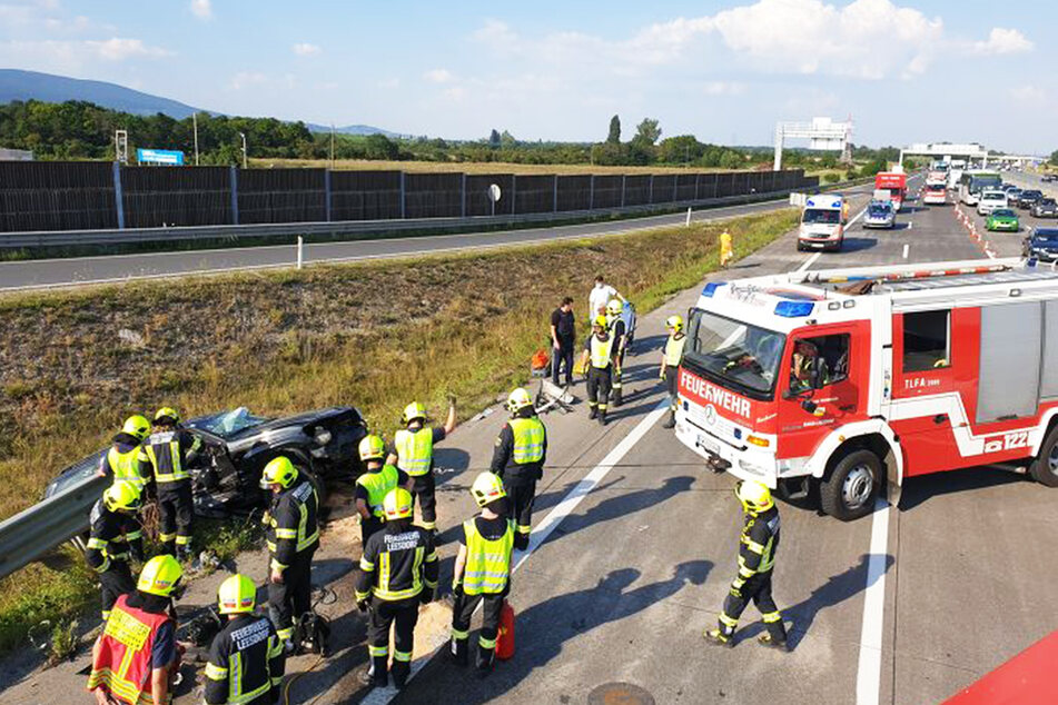 Die Feuerwehr sicherte das Geländefahrzeug mit einer Seilwinde.