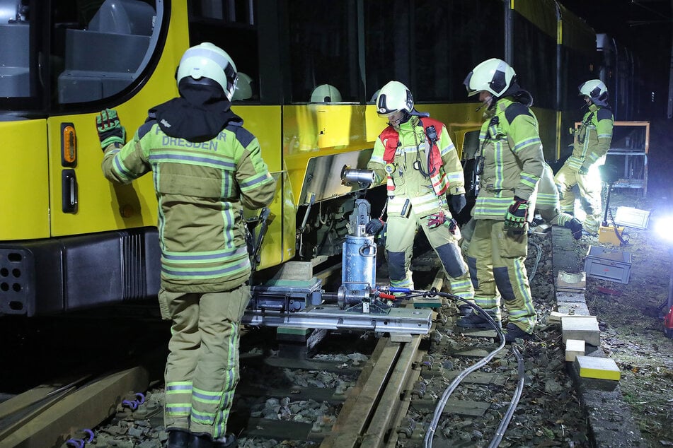 Mit speziellen Geräten konnte die Straßenbahn wieder in die richte Spur gebracht werden.