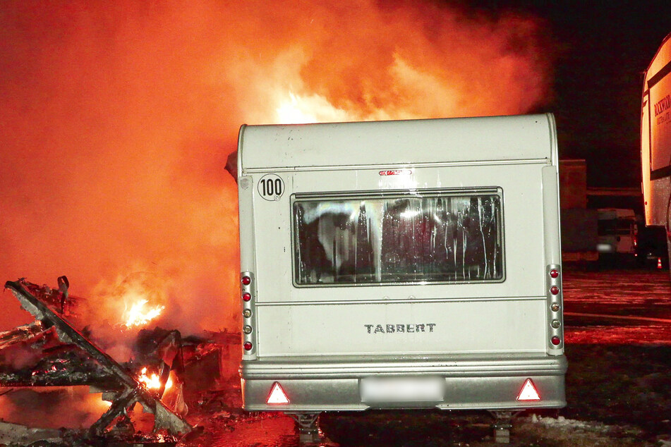 Mehrere Wohnwagen und Container brannten am Sonntagabend vollständig aus.