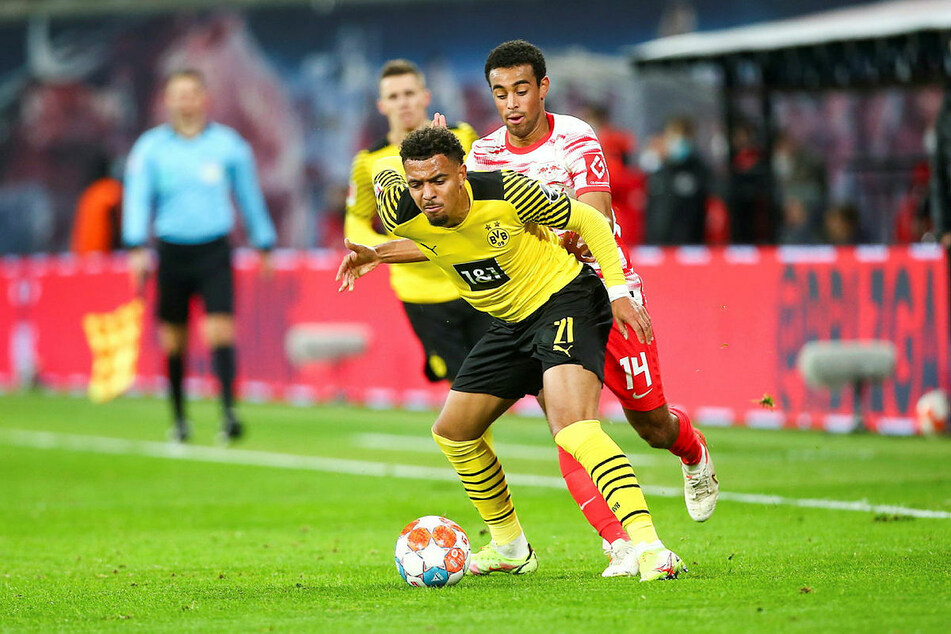 Dortmunds Stürmer Donyell Malen (vorn, hier gegen Tyler Adams) hing in der ersten Halbzeit komplett in der Luft.
