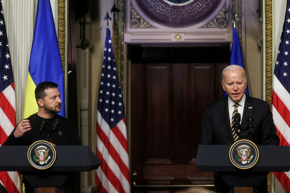 Ukrainian President Volodymyr Zelenksy (l.) said he is expecting the speedy delivery of US weapons after a Monday conversation with President Joe Biden.
