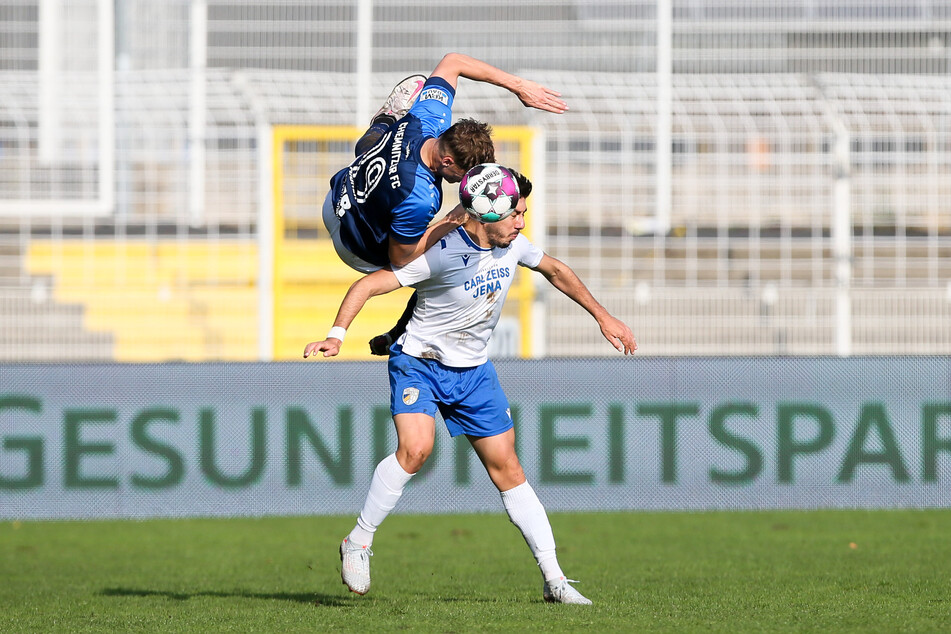 Toller Einsatz! Flugeinlage von Lukas Aigner beim Zweikampf mit den Jenaer Vasilios Dedidis.