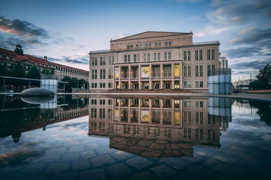 Die Oper Leipzig liegt zentral und bietet ein modernes Musikprogramm.