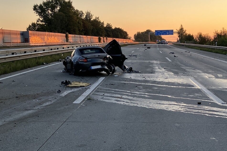 Ein Mazda schlitterte nach dem Unfall auf der A1 über die Straße.