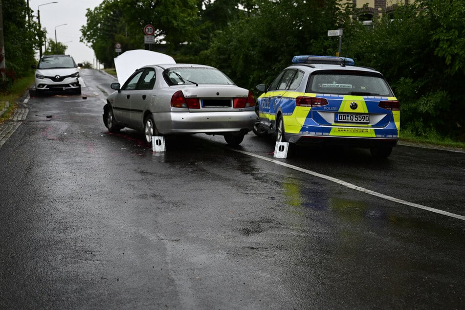 Gleich zweimal fuhr die 91-Jährige gegen das Auto der Polizei und verletzte dabei zwei Beamte leicht.