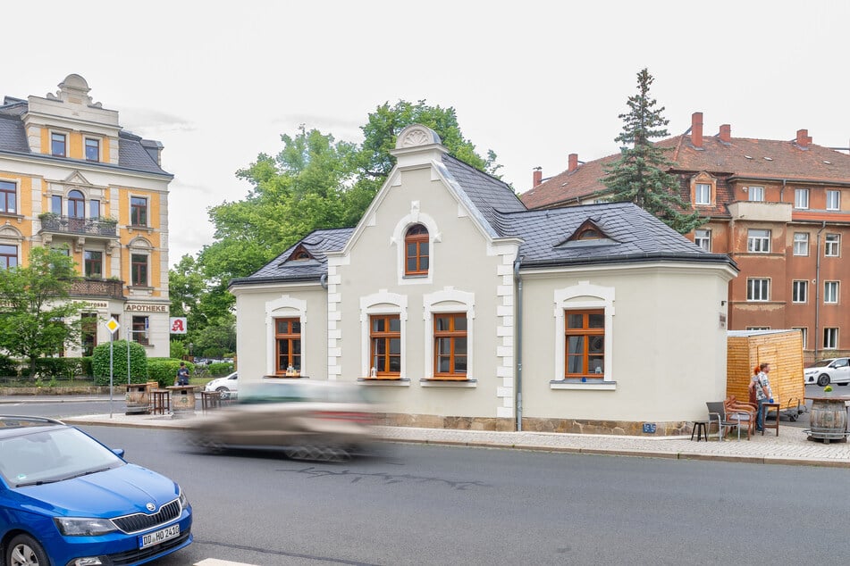 Mitten auf der Kreuzung nahe dem Schillerplatz thront das alte Zollhaus.