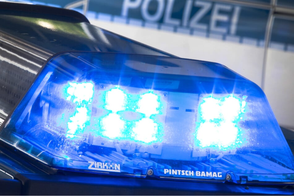 Die Einsatzkräfte der Polizei eilten am Vormittag zur Unfallstelle (Symbolbild).