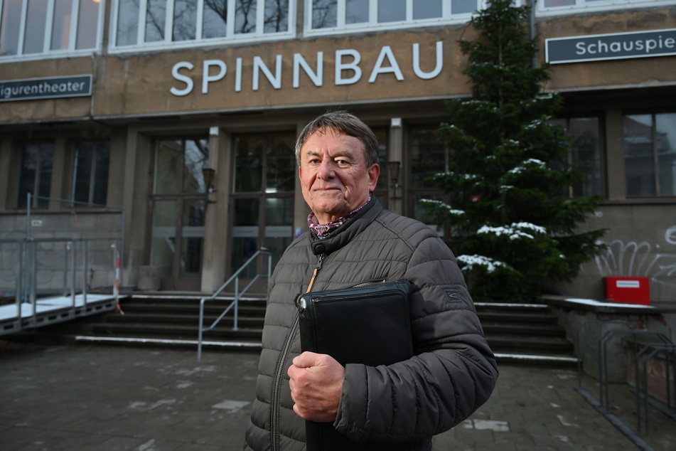 Gleich ist Probe: Alexander Borck (70) am Freitagnachmittag vor dem Chemnitzer Spinnbau.