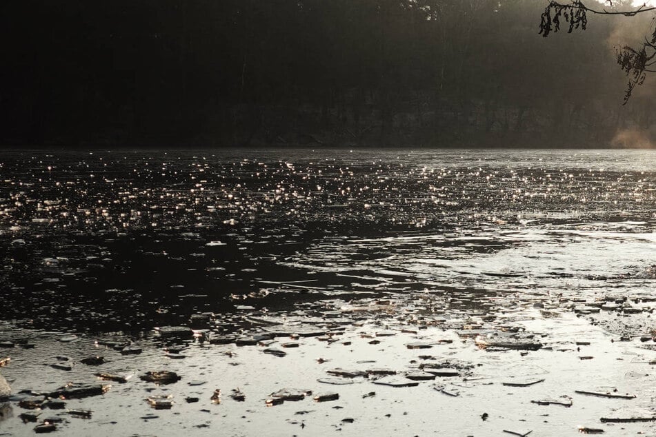 Der 62-Jährige ist von der Feuerwehr aus dem eiskalten Wasser geborgen worden. (Symbolfoto)