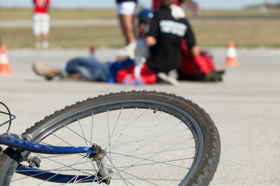 Der Radfahrer (69) erlitt bei dem Unfall schwere Verletzungen. (Symbolbild)