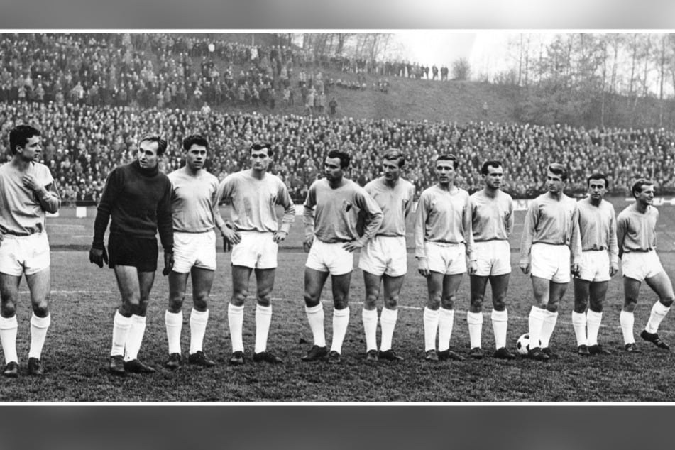 Mannschaftsaufstellung des FC Karl-Marx-Stadt am 23. November 1966 gegen Aue. Auch Fritz Feister (†81, 6. v. l.) stand in der Startelf.