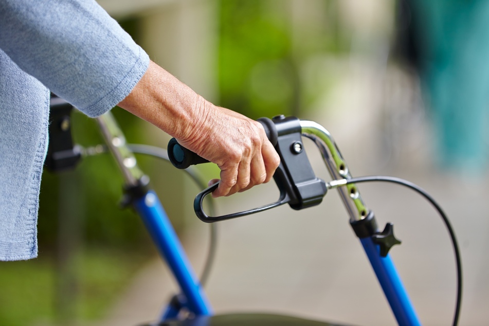 Die 64-Jährige war mit ihrem Rollator in der Platanenstraße in Reichenbach unterwegs, als sie beraubt wurde. (Symbolbild)
