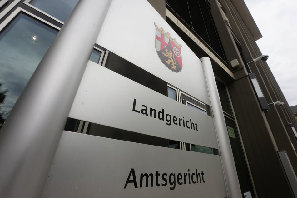 Die Staatsanwaltschaft wirft dem 31-Jährigen vor, aus Habgier, heimtückisch und aus niedrigen Beweggründen gehandelt zu haben.