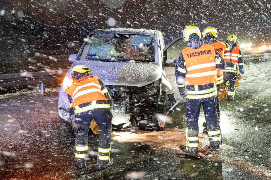 Der Unfallwagen blieb quer über die Fahrbahn gerichtet stehen.