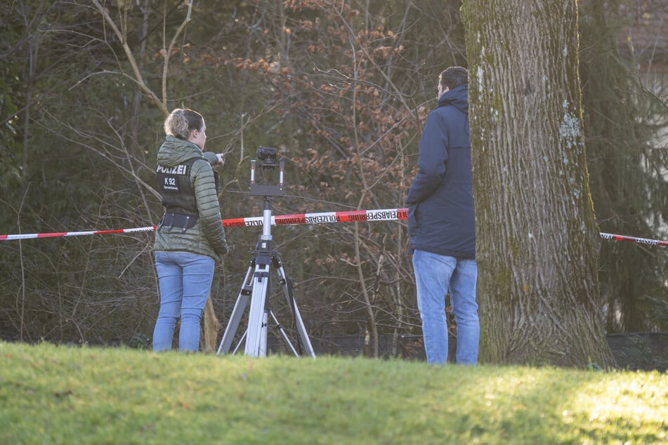 Ermittler der Polizei besprechen sich am Fundort des verletzten Mannes in München.