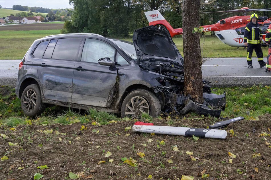 VW-Fahrerin knallt mit drei Kindern an Bord gegen Baum!