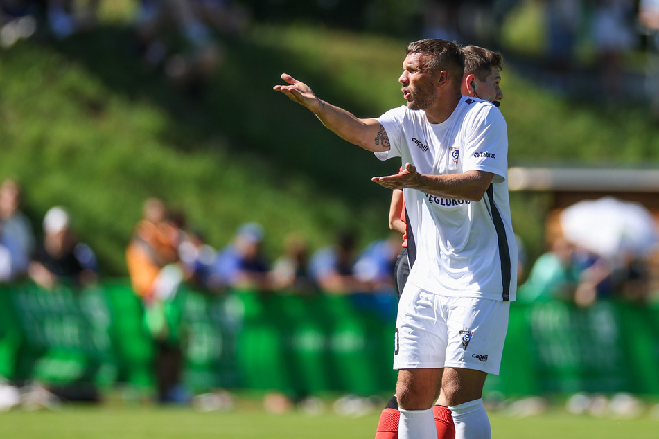 Lukas Podolski (38) hadert beim Testspiel seines Klubs Gornik Zabrze gegen den FC Schalke 04 mit seinen Mitspielern.