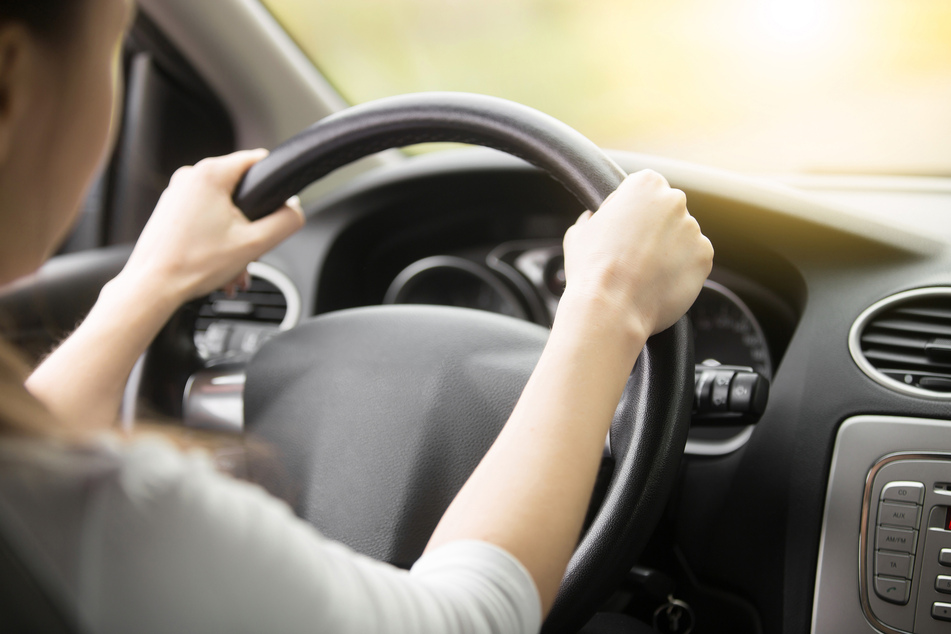 Der Bruder (18) hatte seine 15-jährige Schwester am Samstagnachmittag auf einem Parkplatz in Netphen (Kreis Siegen-Wittgenstein) im Auto der Eltern fahren lassen. (Symbolbild)