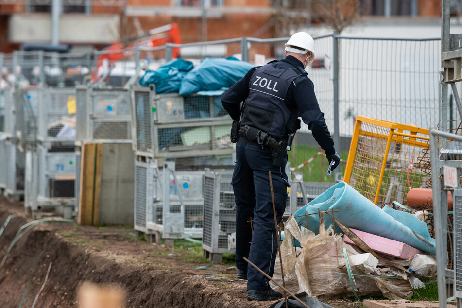 Auch auf Schwarzarbeit werden Firmen von den Mitarbeitern des Zolls kontrolliert.