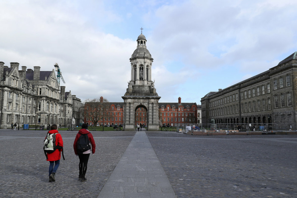 Der Platz vor dem Trinity College in Dublin. Schon bald dürfte es wieder mehr Touristen geben, denn Irland öffnet seine Hotels.