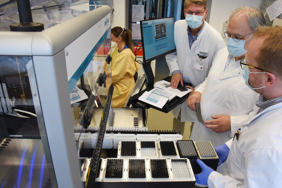 v.l.n.r.: Infektiologe Prof. Christoph Lübbert, Leiter des Bereichs Infektion und Tropenmedizin, der Direktor des Instituts, Prof. Uwe Liebert und der Diplom-Biologe Tom Berthold.