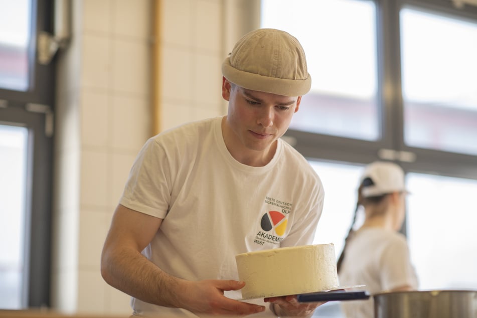 Bäcker Tobias Karl Miklos (22) aus Chemnitz tritt bei der Berufs-WM in China an. Wird er zum besten Bäcker der Welt gekürt?