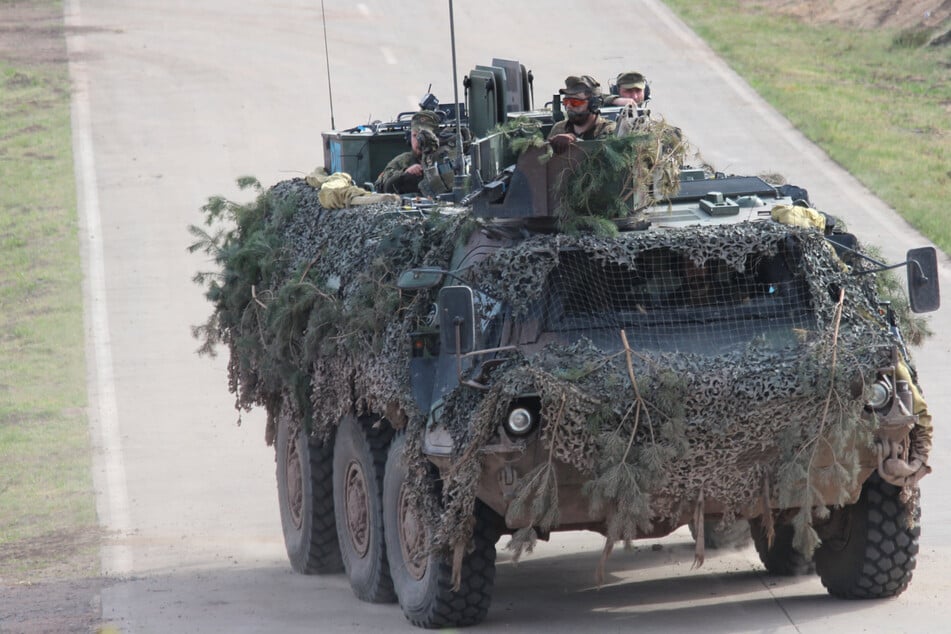 Achtung, Autofahrer! Hier kommen Euch Panzer entgegen