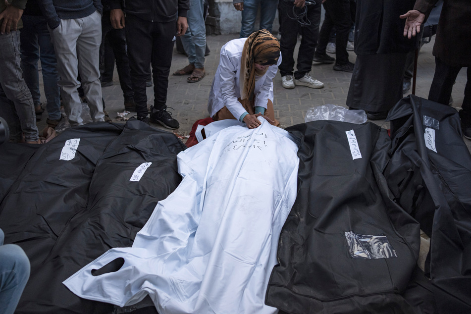 Palästinenser trauern in der Leichenhalle eines Krankenhauses um Angehörige, die bei der israelischen Bombardierung des Gazastreifens getötet wurden.