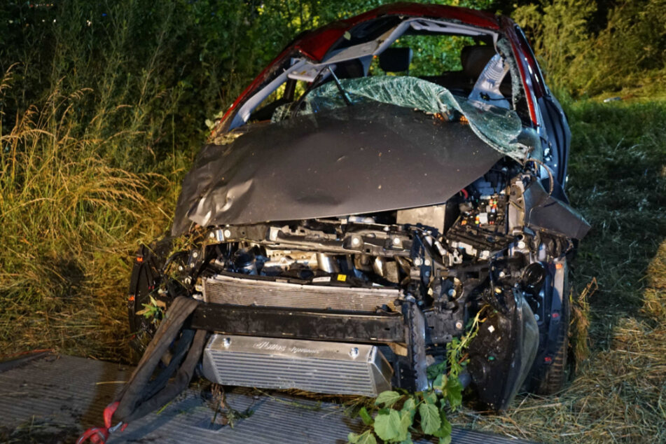Das Auto wurde bei dem Unfall völlig eingedrückt.